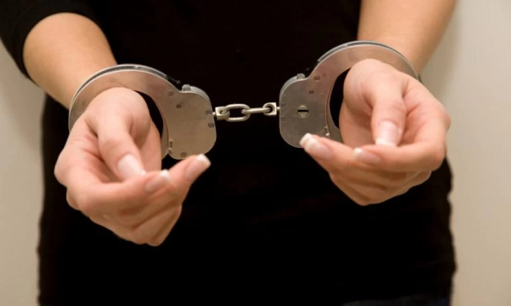 Θεσσαλονίκη: Συνελήφθη 34χρονη διεθνώς διωκόμενη – Κρατούσε παράνομα ανήλικο